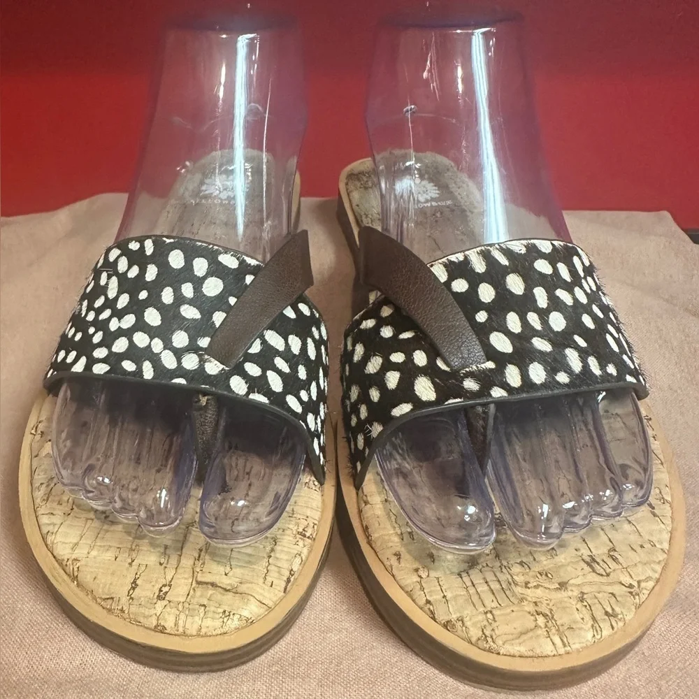 Yellow Box Flat Slip On T Strap Leather Sandals Cheetah Print Women’s Size 9 - Picture 1 of 14